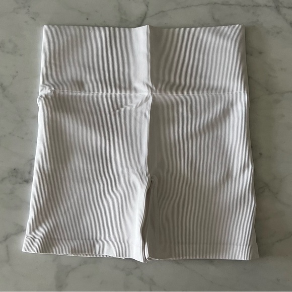 Aritzia TnaBODY Atmosphere Hi-Rise 5" Short - White - Picture 2 of 6